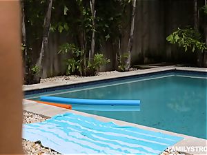 Poolside fuck-stick catapulting Riley starlet